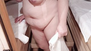 Frau in der Sauna