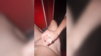 Gay Wichsen im Pornokino