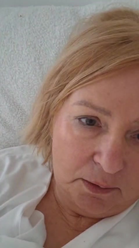 Das kleine Schweinchen masturbiert und zeigt sich dabei