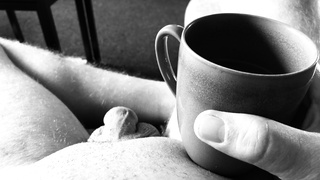 Morgens in der Küche nackt Kaffee machen