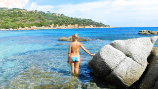 Oben ohne am Strand