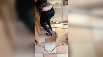 Geile Leggings bei Staub saugen