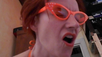 Geile Bikini Stute masturbiert sich ihre feuchte Muschi