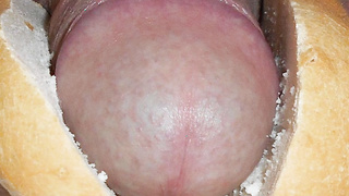 Wurst am Haken und im Brötchen