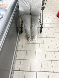 Teen beim einkaufen