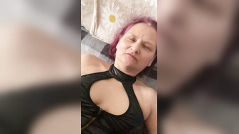 Meine geile Stute bläst und lässt sich dann schön ficken
