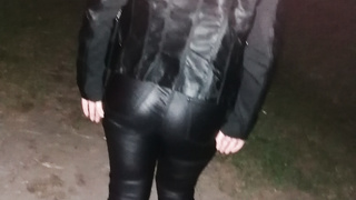 Frau in Leder