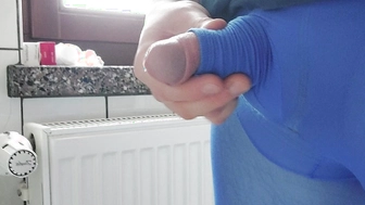 abspritzen in blauer Strumpfhose