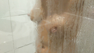 Angela unter der Dusche