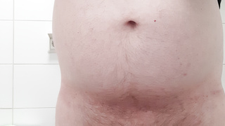 Nackt im Badezimmer wieder