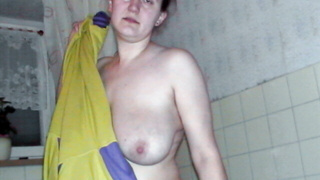 Nackt im Badezimmer