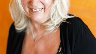Reife Blondine mit großen Brüsten