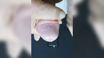 Unter der Dusche die Eichel streicheln