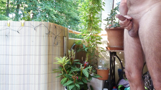 Bin wieder mal nackt auf dem Balkon