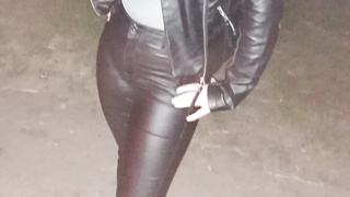 Frau in Leder
