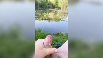 Boy 20 macht es sich selbst am See