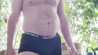 Am Fenster zuerst noch mit Unterhose