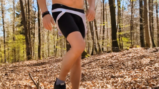 Nun wirklich der Striptease im Wald...