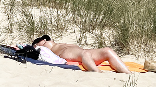 Nudisten Milf im Sommer am Strand.