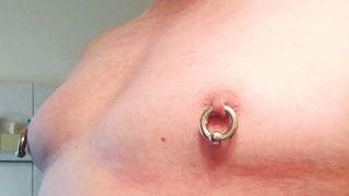 Schwere Piercing Ringe durch die Zitzen