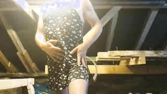 Mit Nylons und Kleid auf dem Dachboden