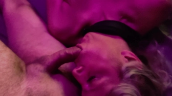 Kehlenfick für Magenta Bitch hilflos benutzt in 4K