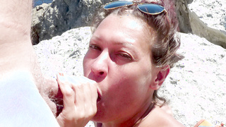 Freundin lutscht am Strand