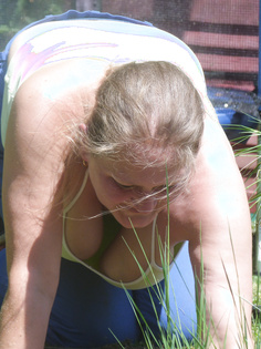 Großes Dekolleté bei der Gartenarbeit
