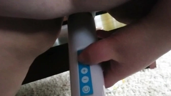 Dildo Ritt auf dem Wohnzimmertisch