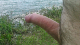 Nackt wandern am Flussufer