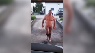 Daniel vor der Garage ausgezogen