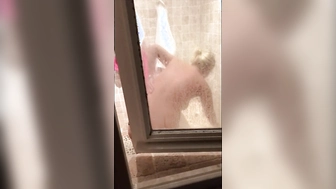 Nachbarin rasiert sich im Badezimmer