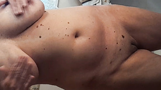 Meine Brüste Nippel etwas hart