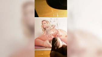 Geiler tätowierter Blondie auf den Arsch gespritzt