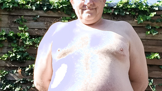 Nackter Mann zeigegeil im Hinterhof