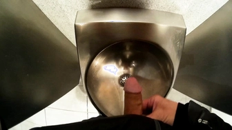 Wichsen im öffentlichen WC