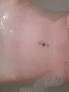 Nadine in der Badewanne