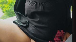 Nicolle zeigt ihre heiße Pussy Ohne Höschen