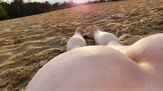 Frau am FKK Strand