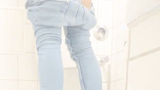Heimlich eine Kamera aufgestellt, bei mir auf der Toilette