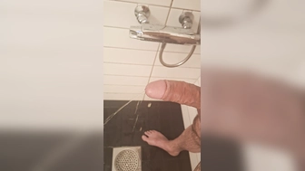 Penis beim pinkel in der Dusche