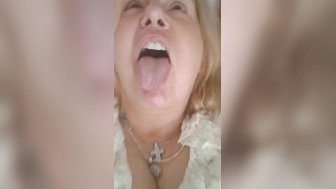 Das kleine Schweinchen zeigt ihre Löcher..
