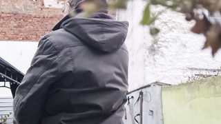 Männer Arsch nackt im Garten