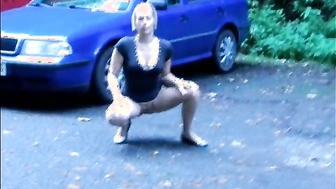 Tschechin Eva unten Ohne auf dem Parkplatz
