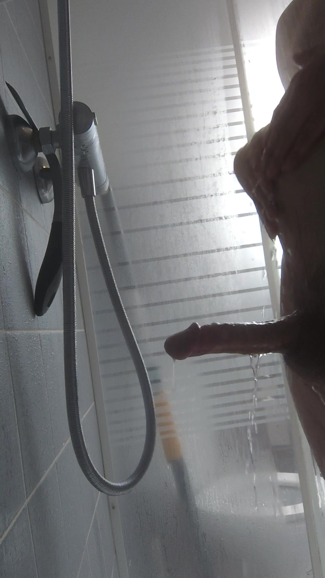 Unter der Dusche Penis hart gewichst
