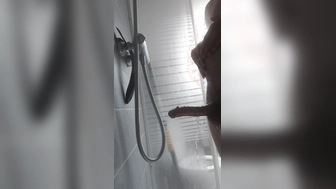 Unter der Dusche Penis hart gewichst
