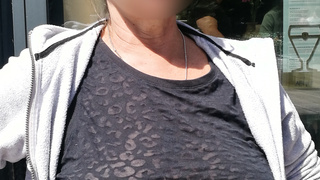Ohne BH unterwegs